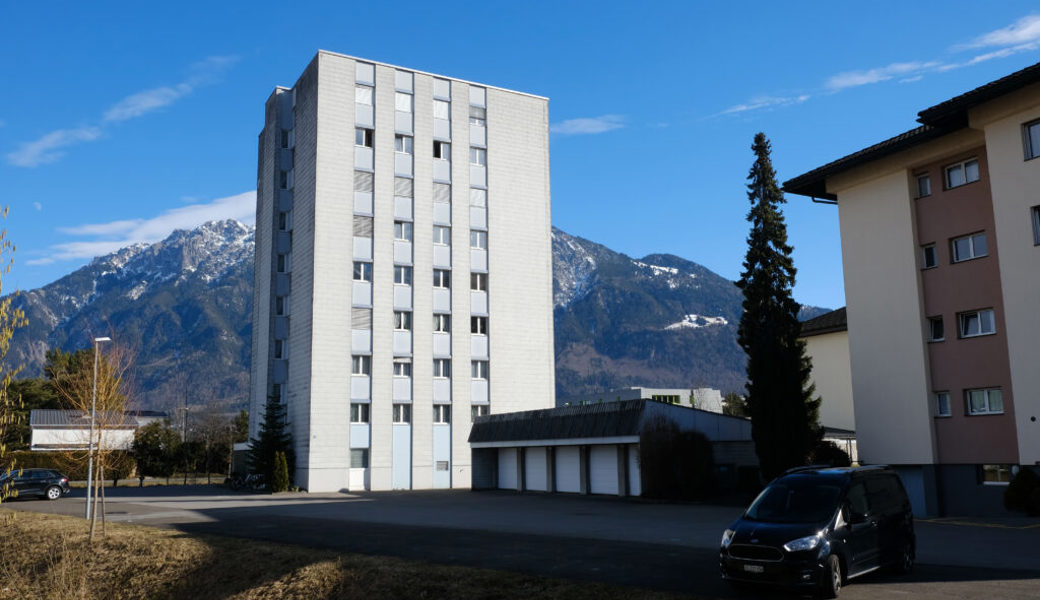  Das markante Hochhaus im Gebiet Flös: Der Verwaltungsrat der Ortsgemeinde Buchs möchte vom Vorkaufsrecht Gebrauch machen. 