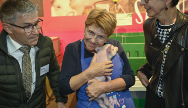 Endlich wieder Olma! Bundespräsidentin Viola Amherd eröffnet die 81. St.Galler Herbstmesse und herzt das Säuli