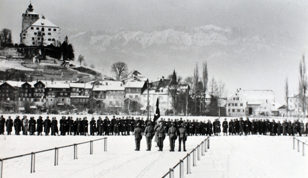 Vereidigung der Luftschutzkompanie Buchs am 13. Januar 1940 auf dem Marktplatz.