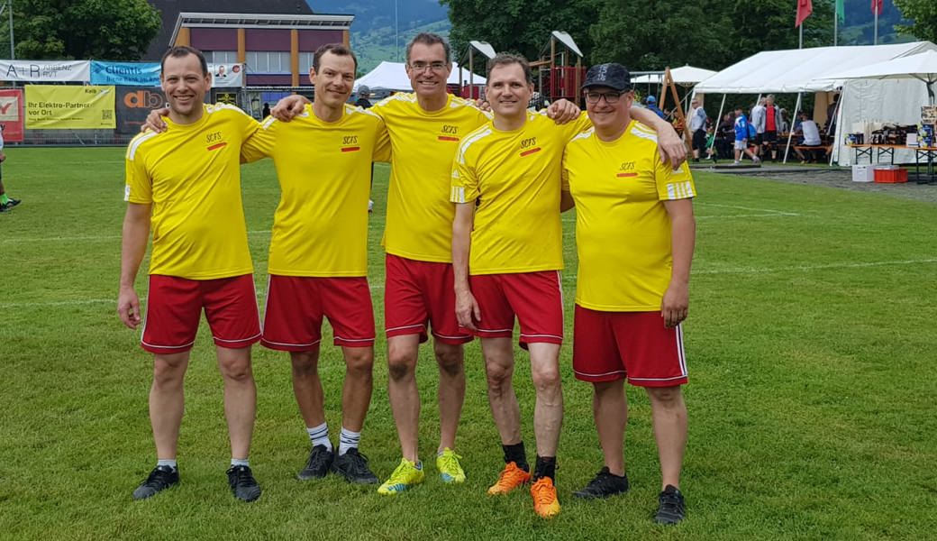 Stolz auf den zweiten Platz: Salez 1 mit Präsident Jürg Kugler und Sportlichem Leiter Paul Koch