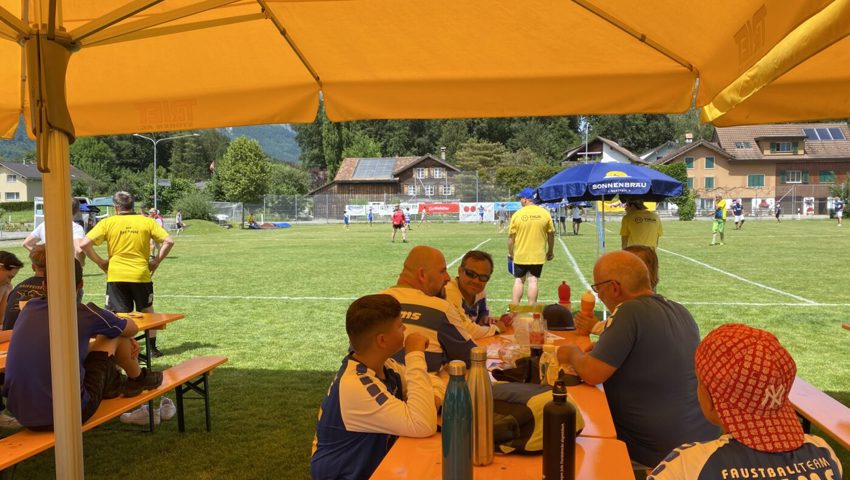  Ein gemütliches Plätzchen am Schatten: Das 10. Faustballturnier in Salez erhielt von allen Seiten Lob. 