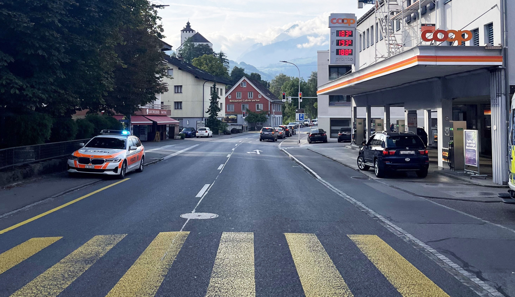 Der Velofahrer fuhr von rechts aus der Schingasse auf den Fussgängerstreifen. 