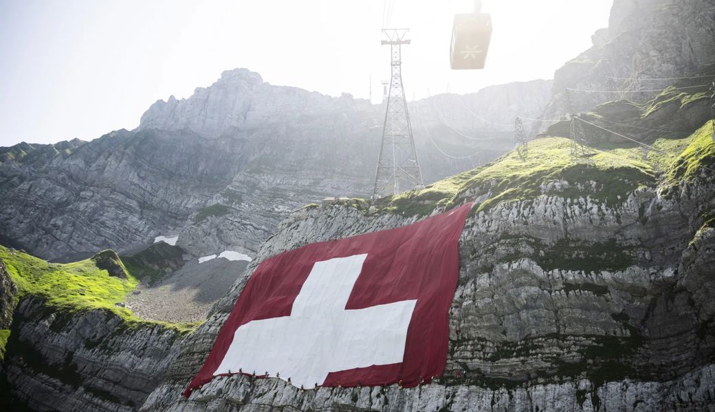 Bergretter rollen die Schweizer Fahne am Säntis zum Nationalfeiertag aus. Als der Bergunfall am Samstag geschah, holten sie die Fahne ein – und waren schnell vor Ort, um Hilfe zu leisten. 