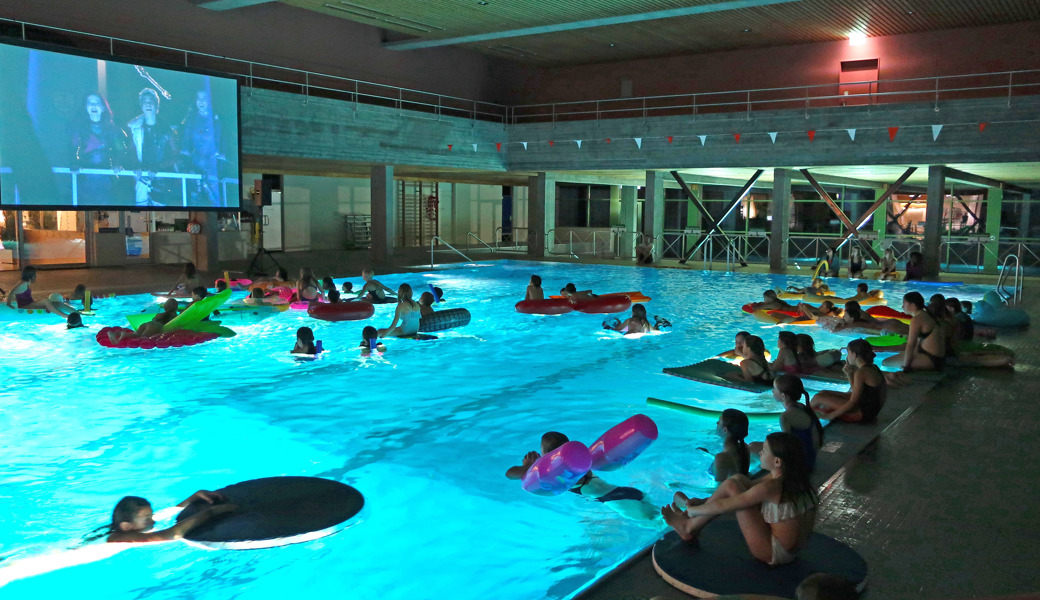 Ob mit oder ohne Schwimmhilfe: Alle konnten den Film im oder am Wasser geniessen.