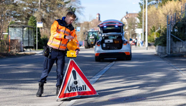 Fussgängerin angefahren: Polizei sucht Zeugen und einen unbekannten Velofahrer