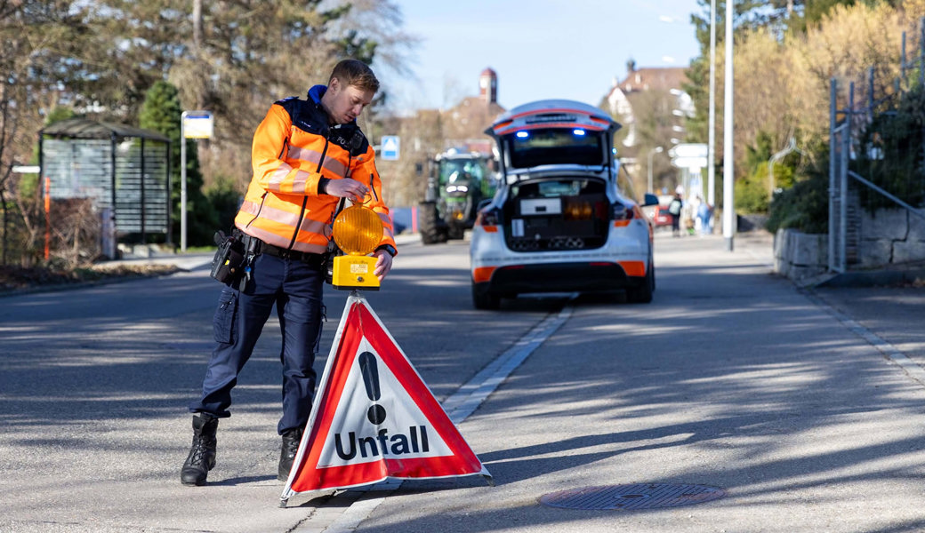 Die Polizei sucht Zeugen und den unbekannten Velofahrer.