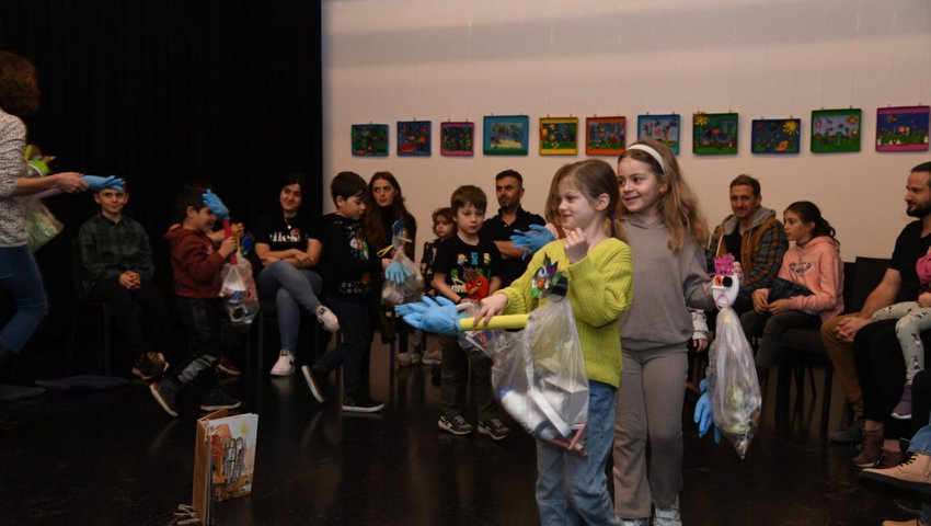  Die Kinder sammelten Abfall ein.