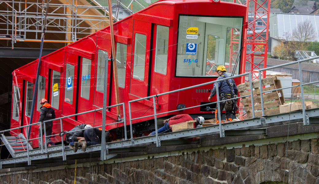 Farblich an der Vorgängerbahn orientiert: Die neue Iltios-Standseilbahn wird auf dem Trassee angebracht. 