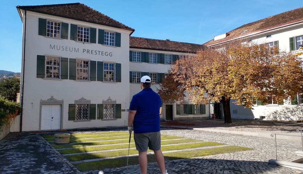 Im Museumsgarten befindet sich ab Ende Oktober eine von insgesamt neun Urban-Golf-Bahnen in Altstätten. Ein Spiel kostet für einen Erwachsenen um die 15 Franken.