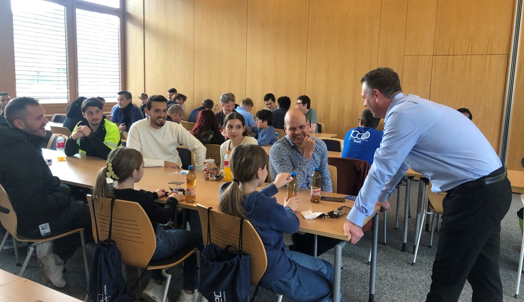 Die Schülerinnen und Schüler erhielten einen Einblick in die Arbeit des Beschichtungsunternehmens.