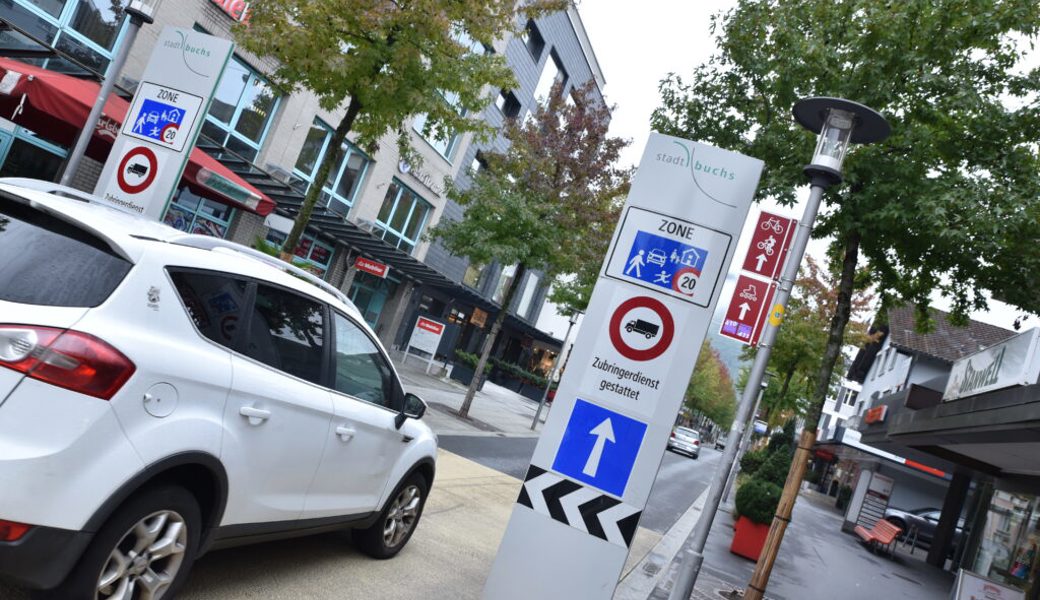  Der Übergang vom übrigen Strassennetz zur Begegnungszone Bahnhofstrasse ist kontrastreich und auffällig gestaltet. Die «20er-Tafel» allerdings erscheint vielen Leuten etwas klein. Sie entspricht jedoch den Vorgaben. Bilder: Heini Schwendener