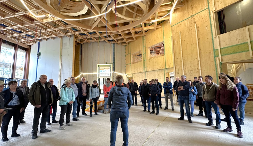 Gut 50 Mitglieder des Schreinerverband Kanton St. Gallen konnten auf einem Baustellenrundgang einen Einblick in das entstehende Toggenburger Klanghaus gewinnen.