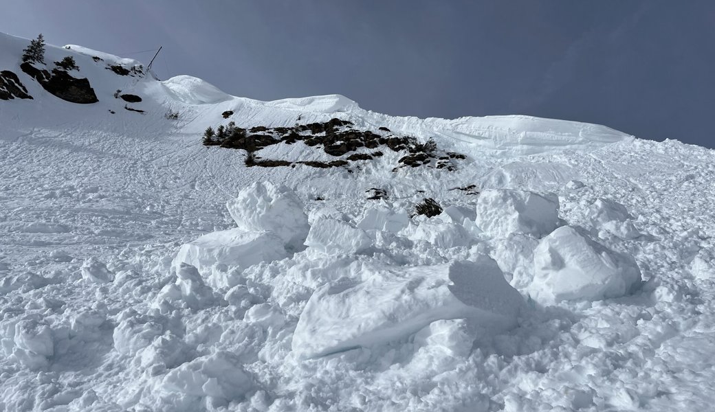 Die zwei Kinder begaben sich auf eine Schneewechte, also eine Verwehung an einem Grat. Diese brach ab.