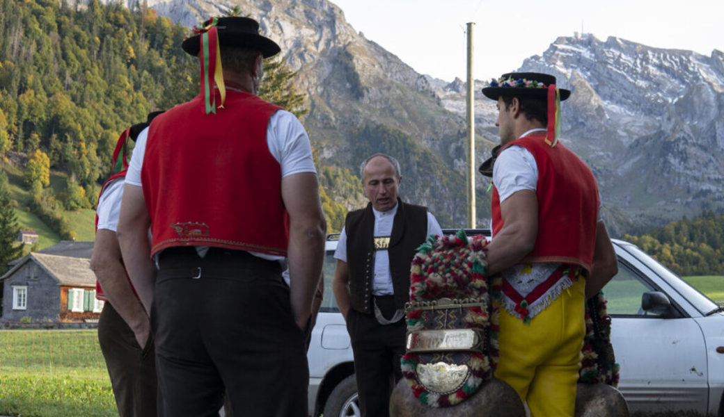  Tradition pur: Die Sennen lassen die Kuhglocken vor der Haustür erklingen. Dazu jodeln sie noch ein Lied. 