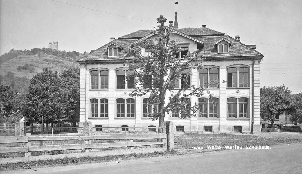 Hier lernte Hansjakob Gabathuler rechnen und schreiben: Schulhaus Weite. Das Bild entstand 1934. 1956, als Gabathuler hier als Erstklässler eingetreten ist, dürfte es nicht wesentlich anders ausgeschaut haben.