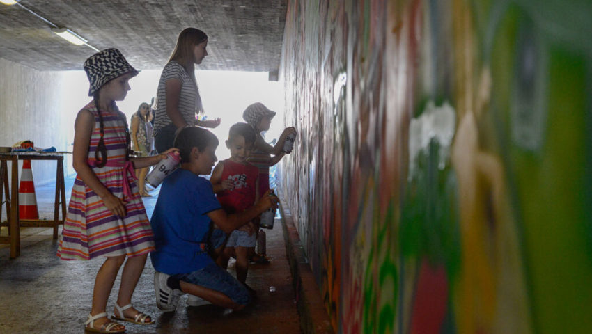  Namen, Sonnen und sonstiges Zeichnen: Viele Kinder hatten Spass am Sprayen. 