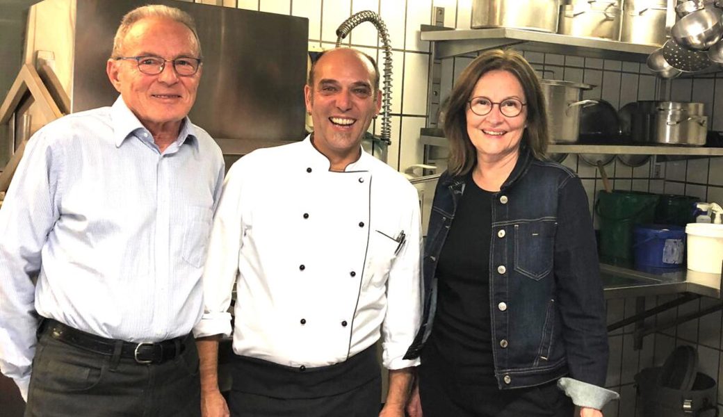  Florian Lippuner, VR Schäfli Grabs Liegenschaften AG; Stefano Carnevale, Küchenchef Restaurant Schäfli; Jeanette Mösli, Präsidentin FDP Grabs (von links). 