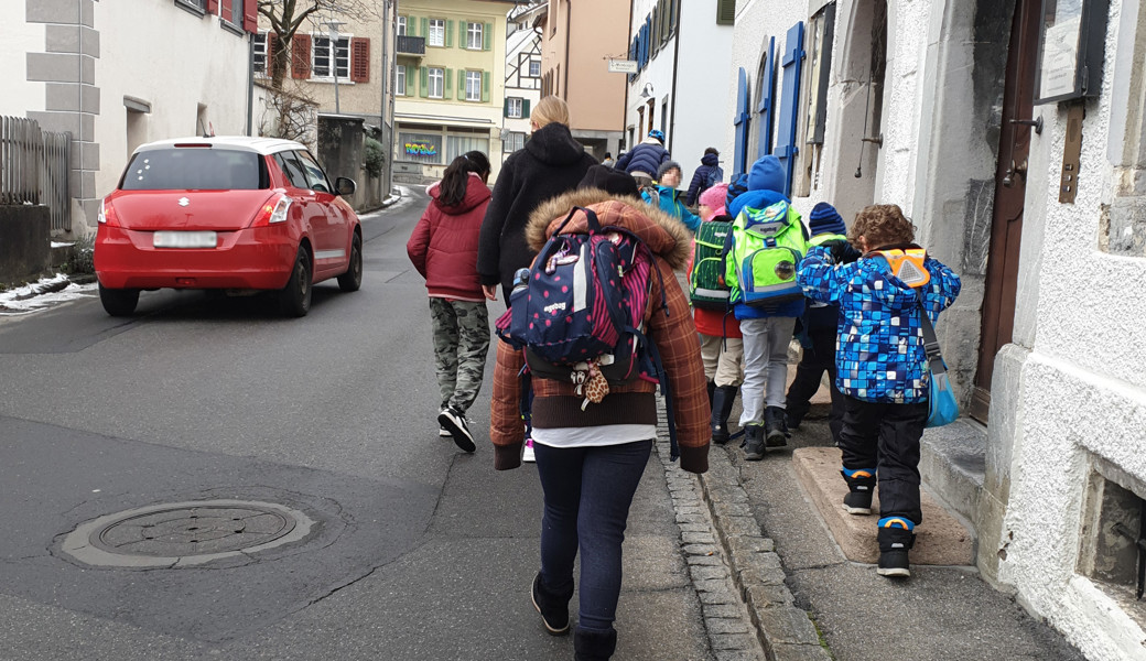 Das macht den Eltern in Azmoos grosse Sorgen: «Das viel zu schmale Trottoir» auf dem Schulweg im Bereich der Poststrasse 56 bis 58. 