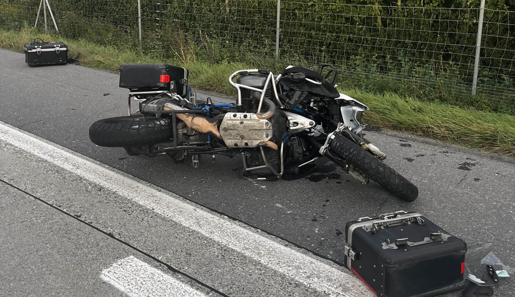 Der Motorradfahrer wurde beim Unfall verletzt. 