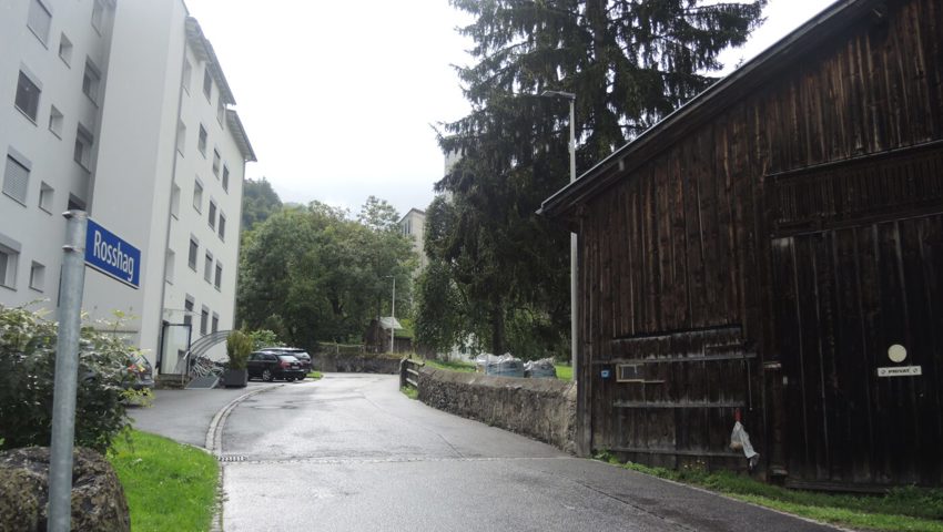  Strasseneinmündungen: Die Überbauung entlang bwz. zwischen den Strassen Roshag und Sennereigasse befindet sich in einem Gebiet mit besonderem Ortsbild. 