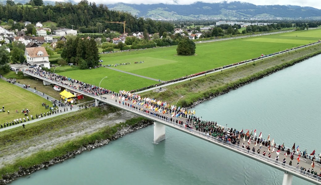 Schweizer, Vorarlberger, Süddeutsche und Liechtensteiner Musikvereine reihten sich am Sonntagnachmittag Schulter an Schulter am Rheindamm auf.