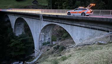 Auto stürzt auf Schwägalpstrasse von Brücke – Fahrer verletzt