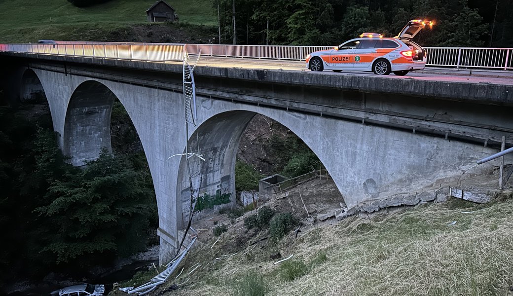 Das Auto überschlug sich nach dem Sturz von der Brücke mehrfach und erlitt Totalschaden.