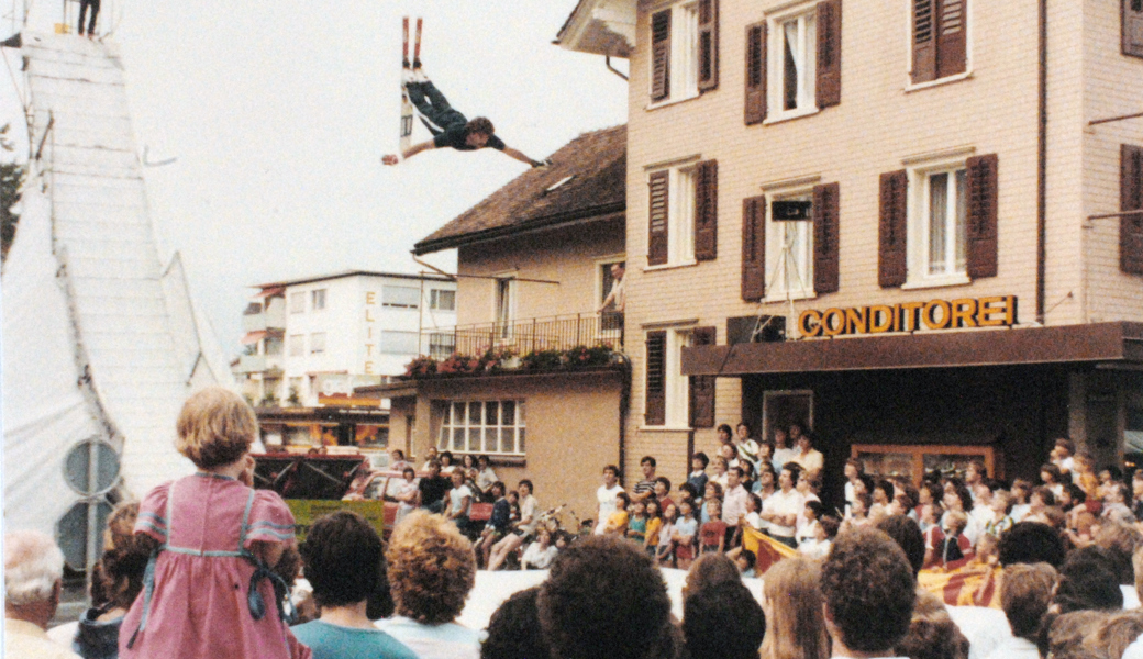 Die Ski-Akrobatik-Show als vielbeachtete und bestaunte Attraktion an der Bahnhofstrasse.