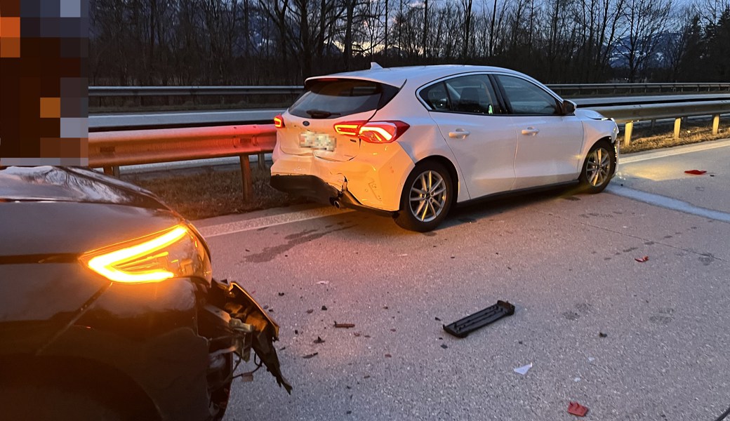 Eine verletzte Person und Sachschaden über mehrere zehntausend Franken nach Auffahrkollision auf der A13.