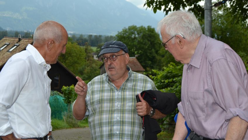  Markus Hardegger, Arca-Vitis-Präsident, Rebpate Hans-Jakob Reich und Ehrenmitglied Christian Schellenberg (von links) in angeregter Diskussion. 