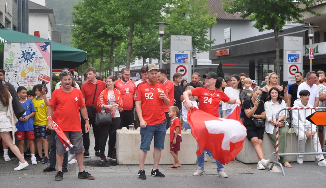 Fans soweit das Auge reicht: Der Sieg der Nati verwandelte die Bahnhofstrasse am Samstagabend in eine Festhütte.