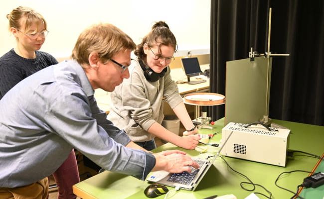 Physik zum Anfassen: Lehrlinge schnuppern bei der Fachhochschule OST an Wissenschaften