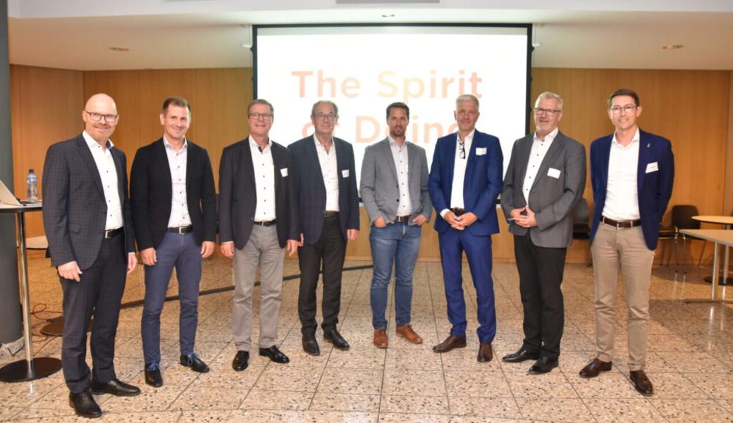  Sie referierten und moderierten den Abend (von links): Daniel Miescher, BZBS; Marco Thoma, BZBS; Daniel Gut, Stadtpräsident Buchs; Werner Krüsi, RhySearch; Markus Bonderer, Kantonsrat; Michael Auer, OST; Heiner Graf, International School Rheintal; Claude Stadler, AGV Rheintal. 