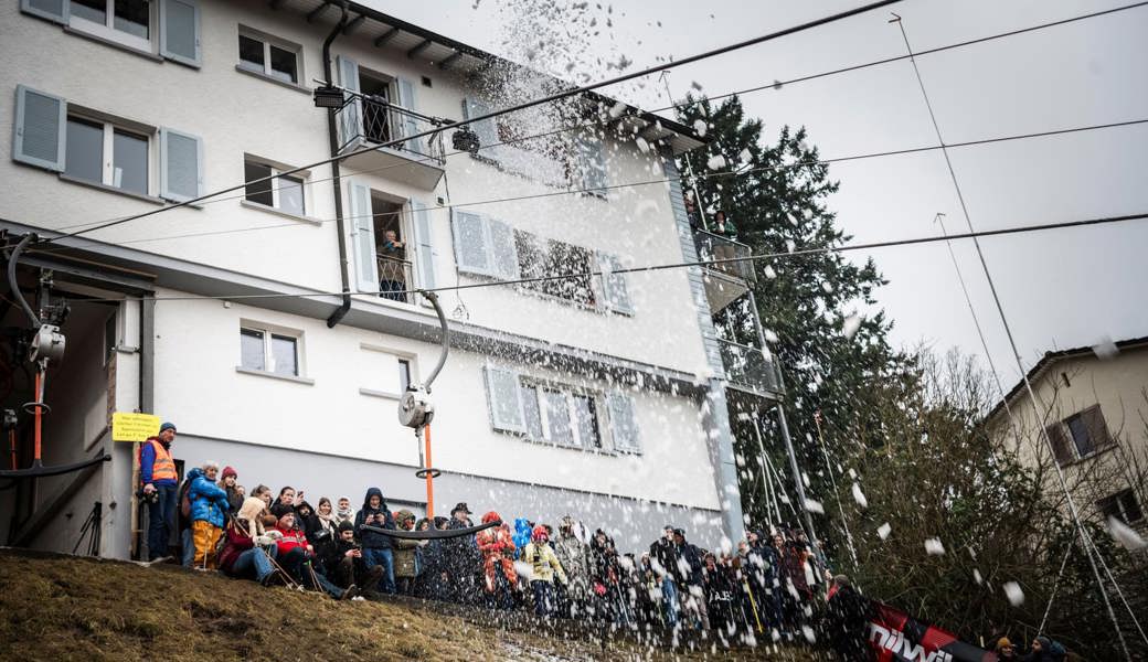 Kein Schnee – und doch ein Skifahrer: Das kleinste Skigebiet eröffnet mit einem Knall