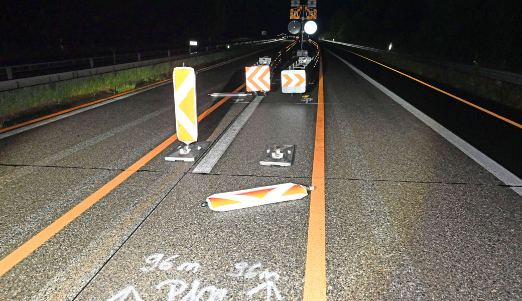 Ein 50-jähriger Mann nickte kurz ein und prallte auf der Autobahn A13 in Absperrbaken.