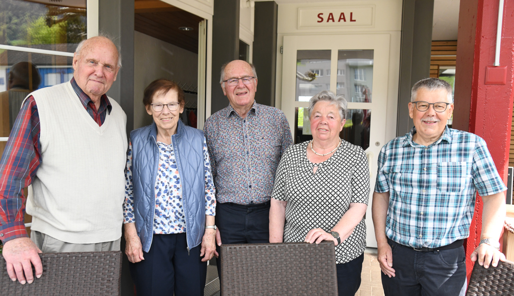 Die ernannten Freimitglieder, von links Hans Eggenberger, Margrit Eggenberger, Fritz Eggenberger, Käthi Eggenberger, rechts Vereinspräsident Walter Eggenberger.  Bild: Hansruedi Rohrer