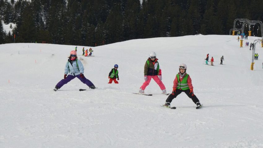  Die etwas geübteren Fahrerinnen und Fahrer kurven vergnügt die Piste hinunter. 