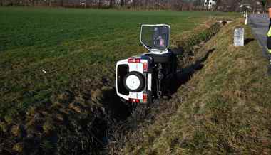 Auto landete nach Kollision in Bachbett