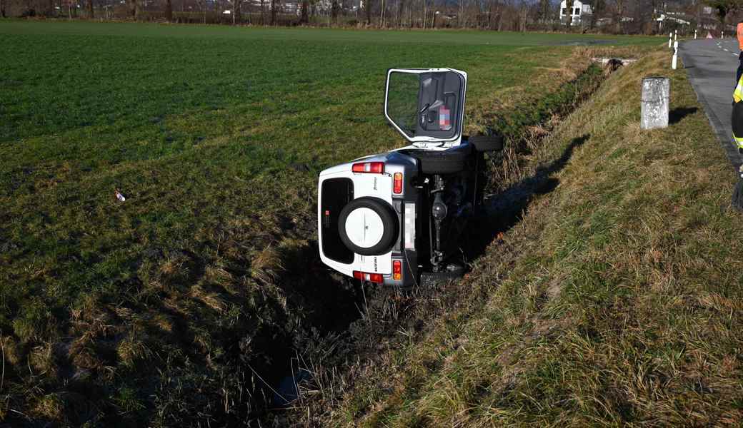 Das Auto der 87-Jährigen blieb im Bachbett neben der Strasse liegen.