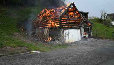 Stall und Autos gehen in Flammen auf