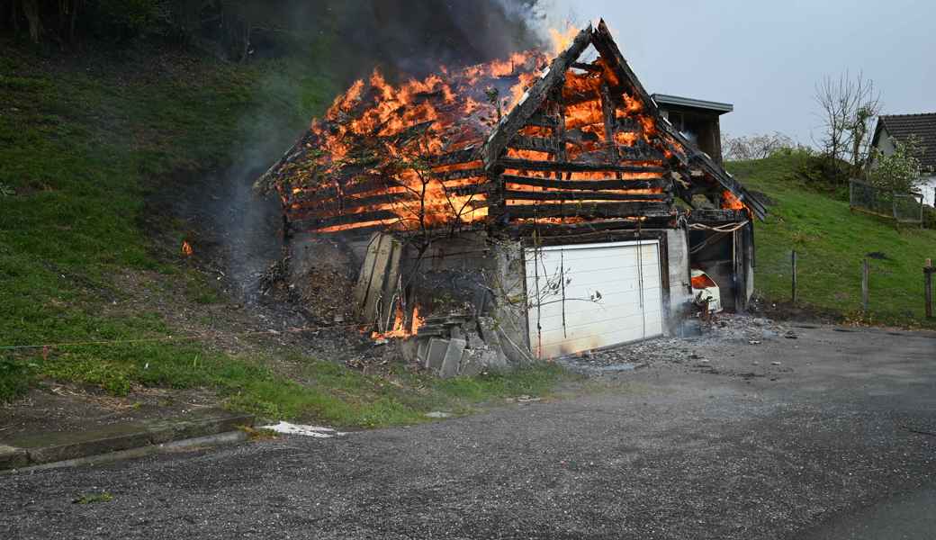 Ein Defekt in einem parkierten Fahrzeug dürfte den Brand ausgelöst haben.