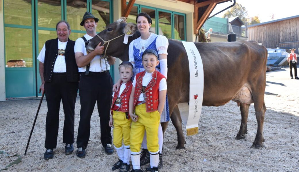  Stefan Mühlestein und seine Familie freuen sich über den Titel «Miss Wildhaus», den ihre Kuh Philomena am Freitagnachmittag gewonnen hat. Bilder: Heini Schwendener