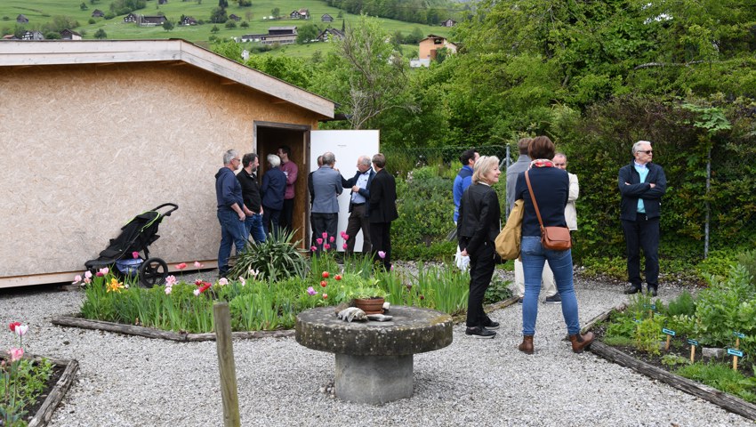  Gäste der Eröffnungsfeier im Garten der Tagesstätte. 