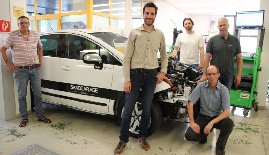  Innovationsträger in besten Händen: Die Fachschaft Autoberufe BZBS ist mit Know-how und dem Peugeot 3008 Hybrid für die Zukunft bestens gerüstet. Von links: Jürg Bärtsch, Roger Schönenberger, Kevin Koch und Michael Willi mit Manfred Franz von der Sand Garage Schaan. 