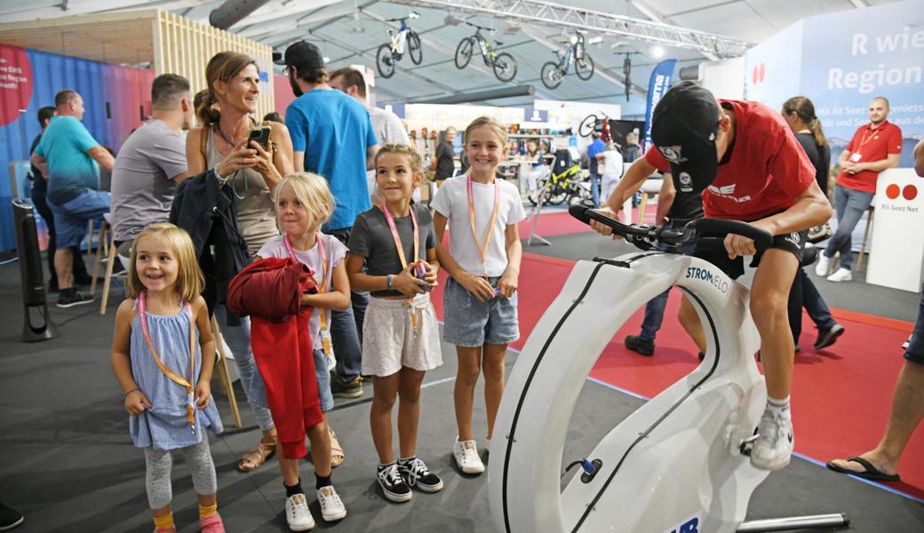 Auf dem Elektrovelo am Stand des EW Buchs wurde gestrampelt was das Zeug hält.  