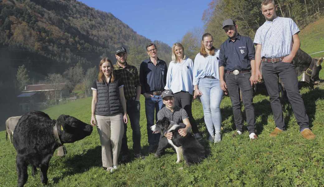 Die Familie Roth, von links: Sara, Michael, Edi, Monika, Jasmin, Sämi, Patrick und Pascal auf ihrem Hof beim Weiler Freienbach ob Oberriet.. 