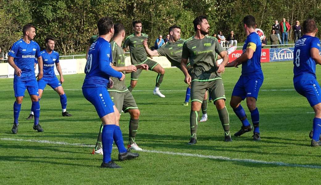 Alarmstimmung im Rüthner Strafraum bei einem Eckball, doch Freund und Feind verfehlen den Ball. Hanspeter Thurnherr