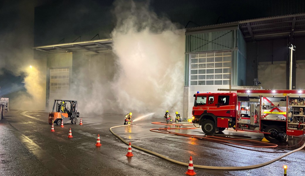 Die Feuerwehr entleerte den Holzschnitzel-Bunker. 