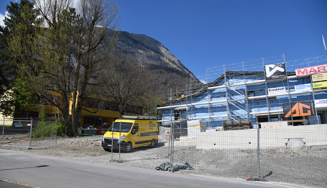 Wenn der Erweiterungsbau (rechts) fertig ist, soll der alte Kindergarten (links) abgebrochen werden. 