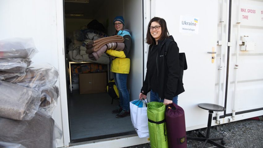  Anja Giraud (rechts) und Fabia Tinner brachten Hilfsgüter vorbei. 